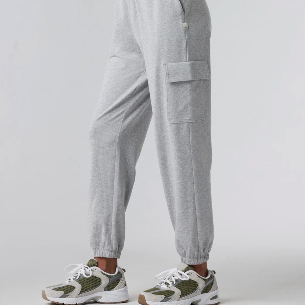 Light Gray women’s Vuori Cargo Sweat Pants. Size large. Never worn. Like new.